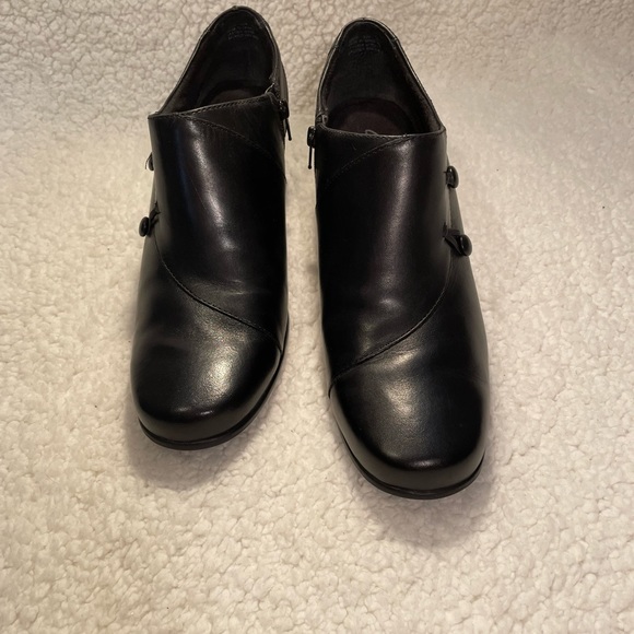 Clarks Black Learher Heeled Shoe - Picture 2 of 10